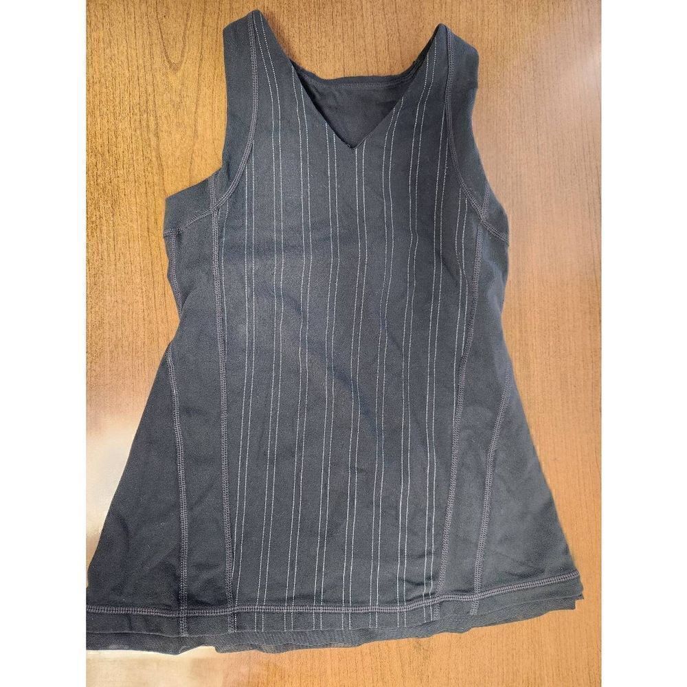LULULEMON Size 4 GREY V Neck Tank with built-in Sports Bra Top, Grey with White